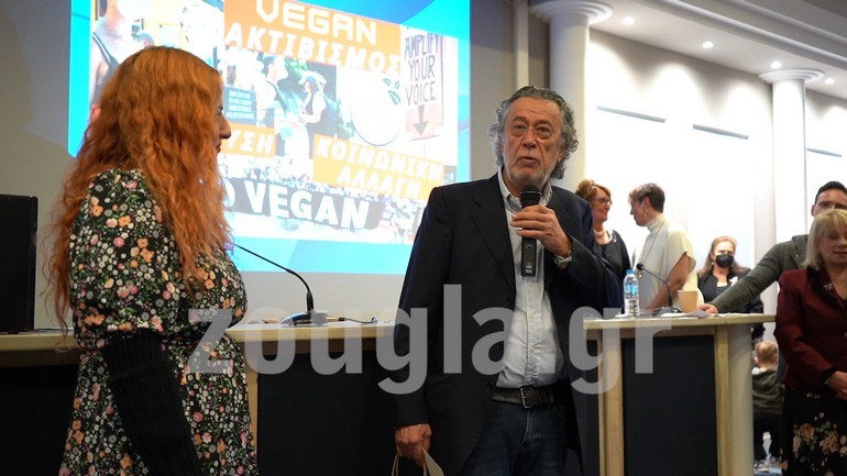 O δημοσιογράφος Μάκης Τριανταφυλλόπουλος, βραβεύει την ακτιβίστρια για τα δικαιώματα των ζώων, Κωνσταντίνα Λύρου.